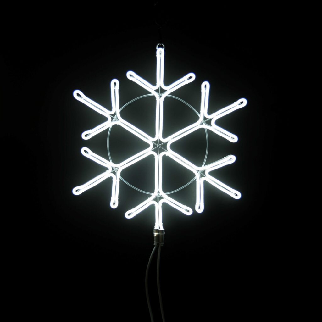 「LED の粒感が無く、均一に発光し両面発光。スノーフレークのネオンライトです。」