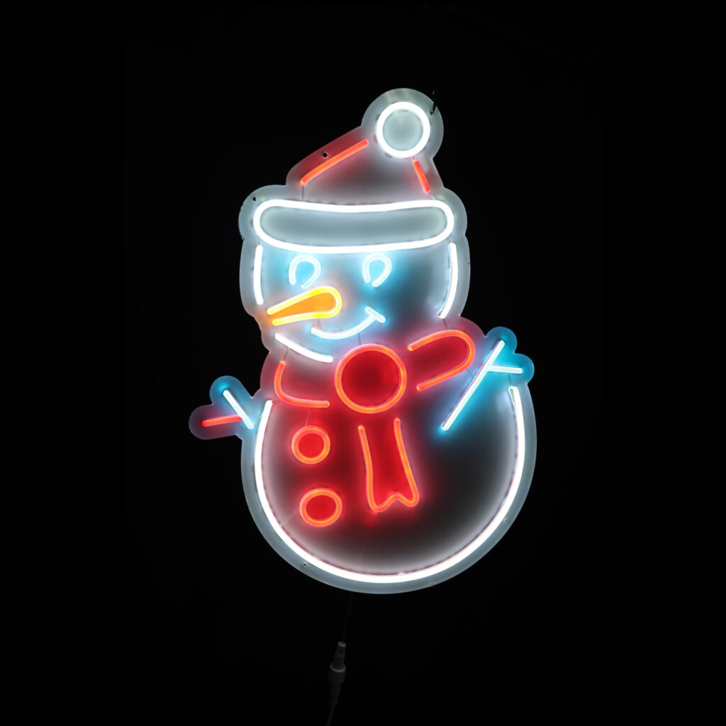 「LED の粒感が無く、均一に発光するスノーマンのネオンライト」