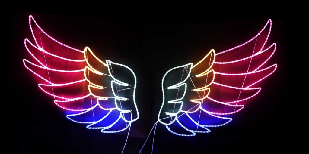 「フォトスポットになるカラフルな羽型2Dモチーフイルミネーションライト」