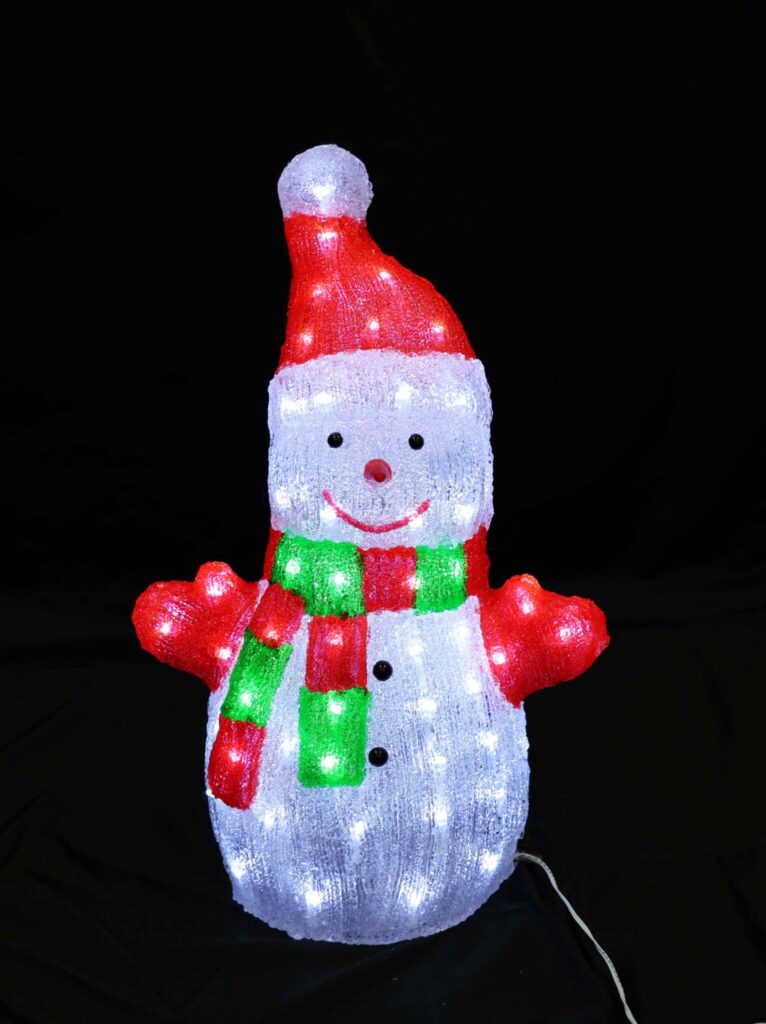 「赤と緑のマフラーを巻いたスノーマンの3Dイルミネーション。赤と緑がアクセントとなり、クリスマスの雰囲気に。」