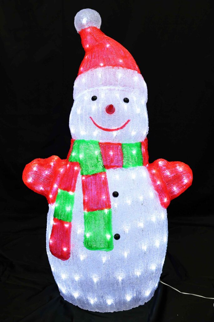 「赤と緑のマフラーを巻いたスノーマンの3Dイルミネーション。赤と緑がアクセントとなり、クリスマスの雰囲気に。」