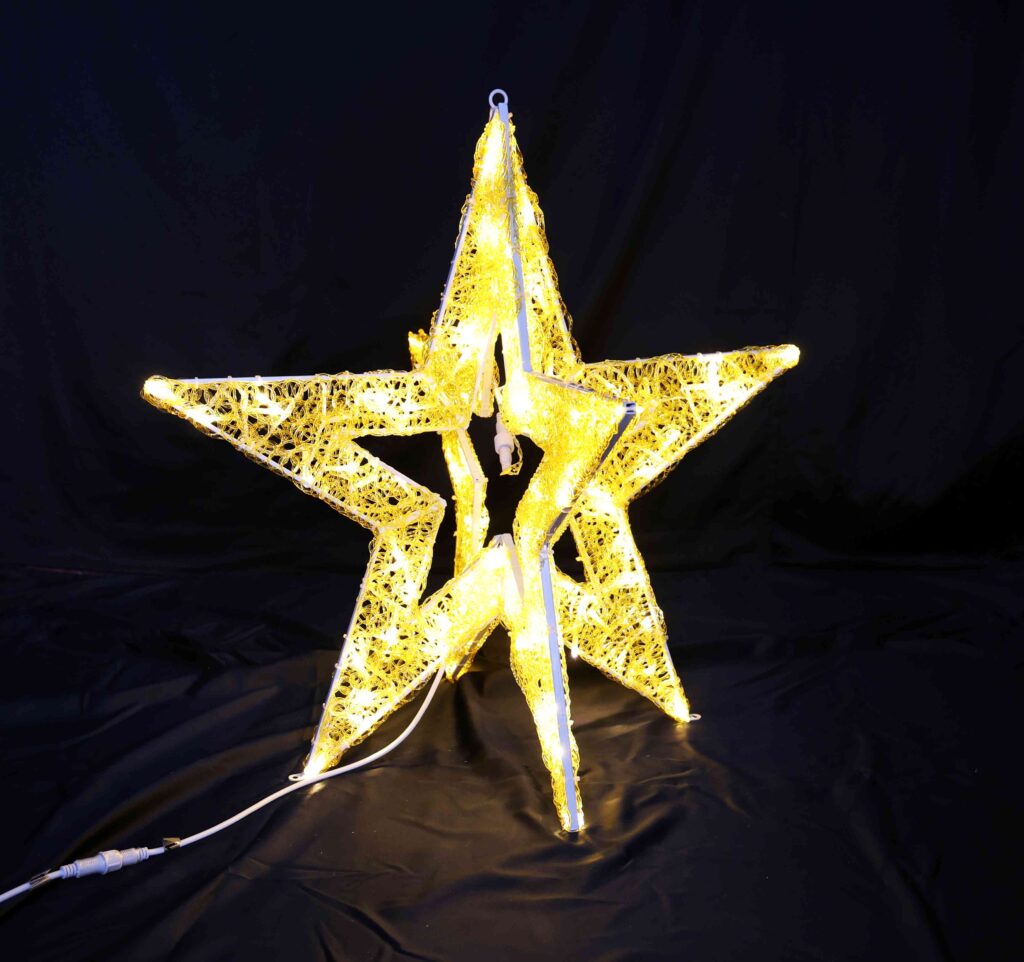 「ゴールドに輝くクロス型のスター。空間にアクセントを加える3Dモチーフイルミネーションライト」