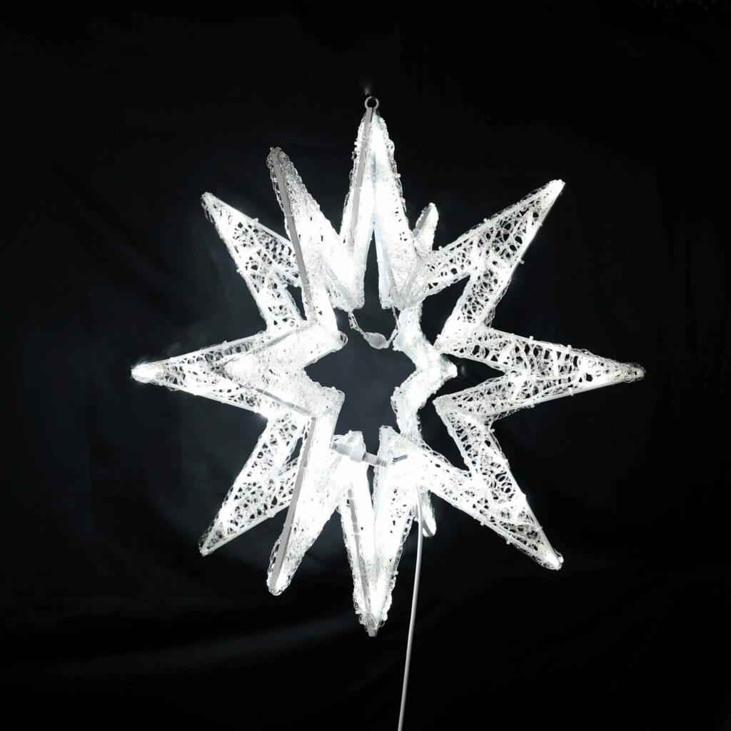 「白く輝くクロス型のフラッシュバースト。空間にアクセントを加える3Dモチーフイルミネーションライト」