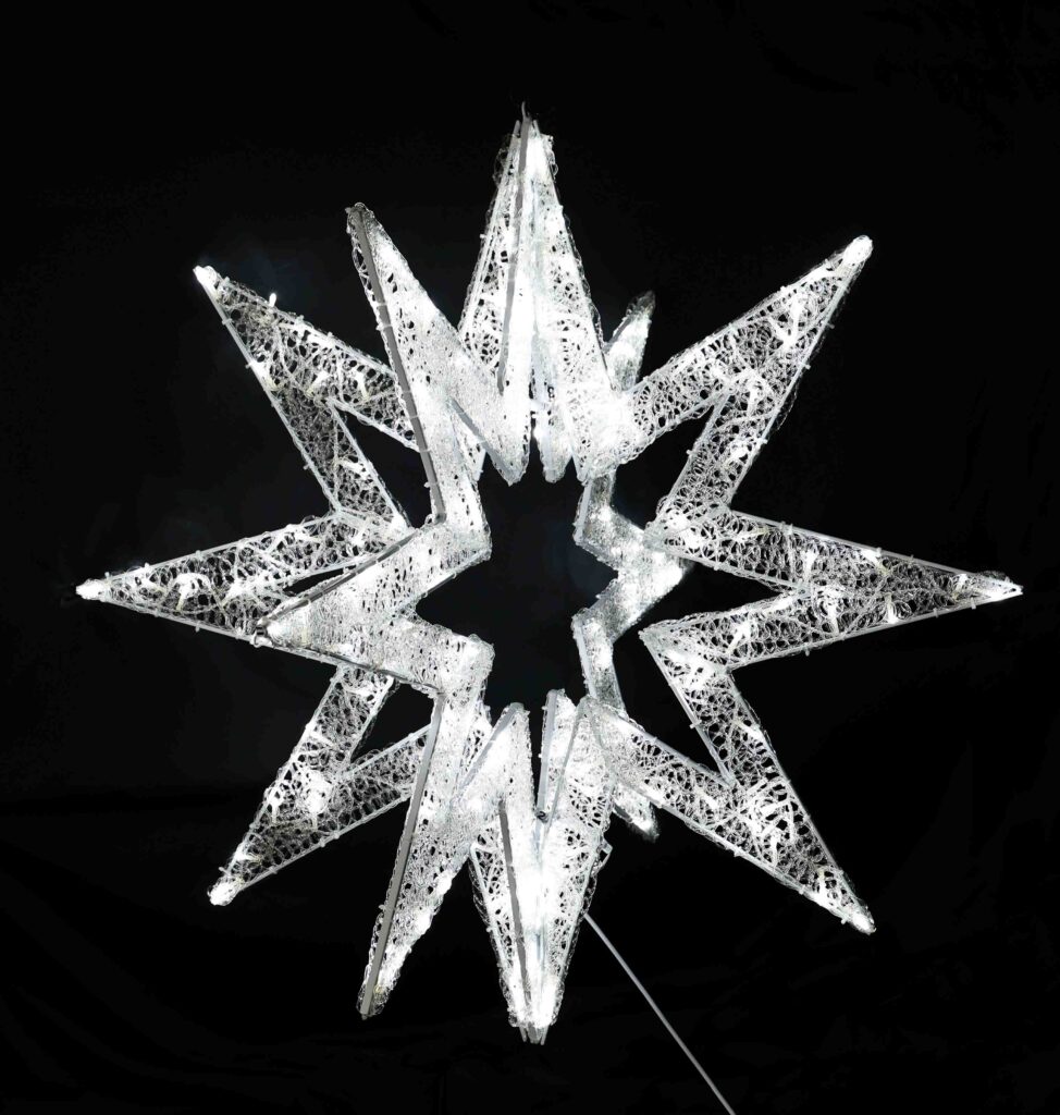 「白く輝くクロス型のフラッシュバースト。空間にアクセントを加える3Dモチーフイルミネーションライト」